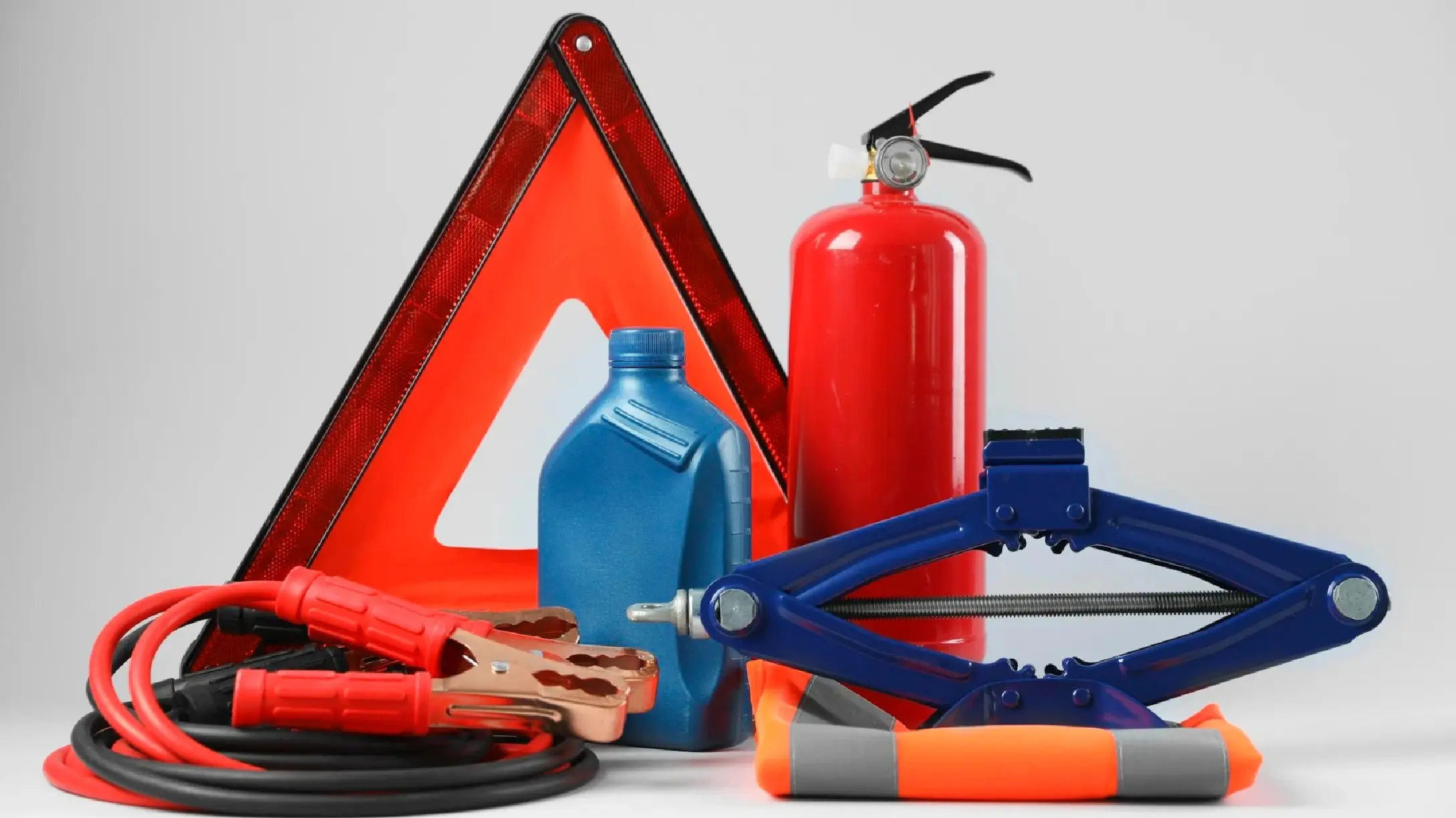 Accesorios que no deben faltar en un auto, con ejemplos de equipamiento en Renault Kwid E-Tech, Duster, Oroch y Arkana Hybrid.