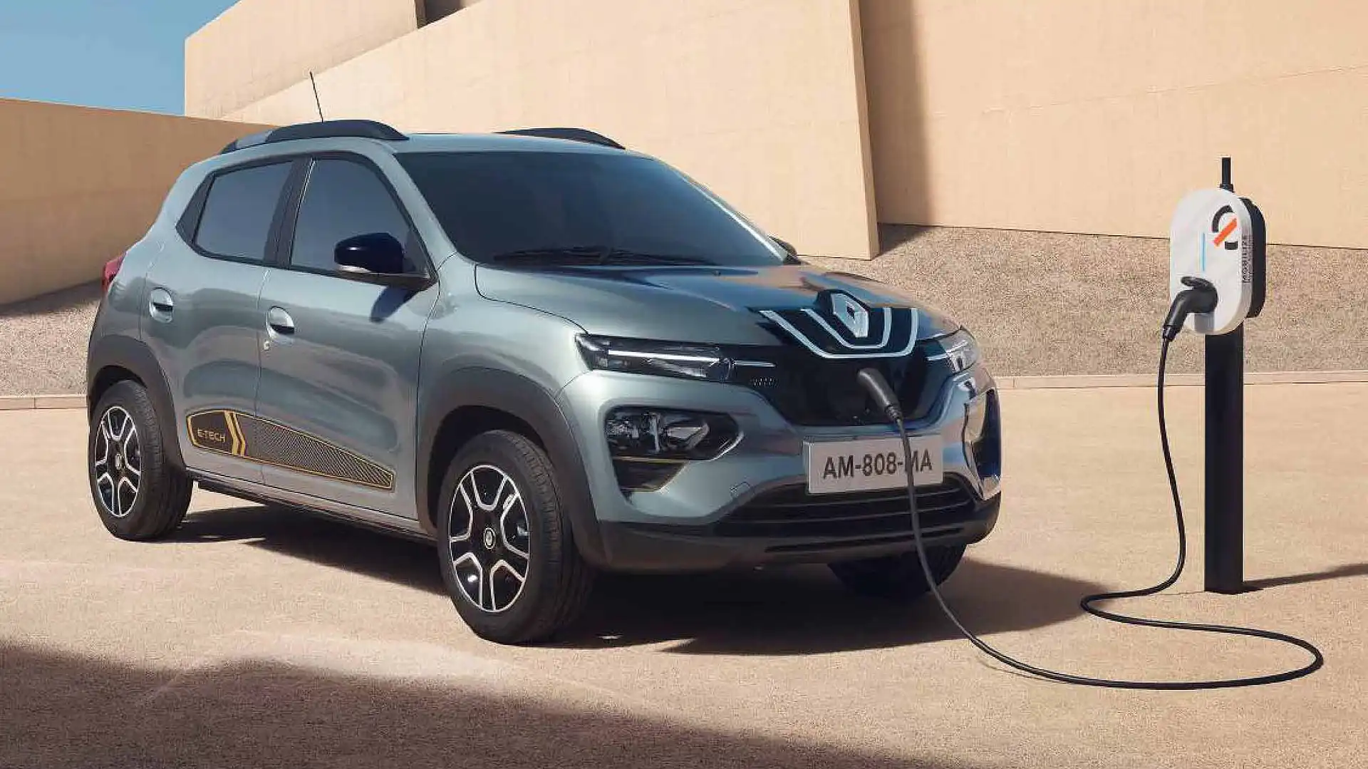 Renault Kwid e-Tech color gris cargandose en estacion de carga