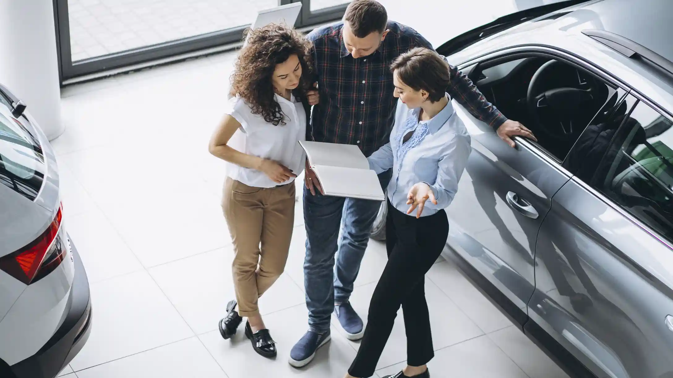 Personas siendo asesoradas en un concesionario de vehiculos