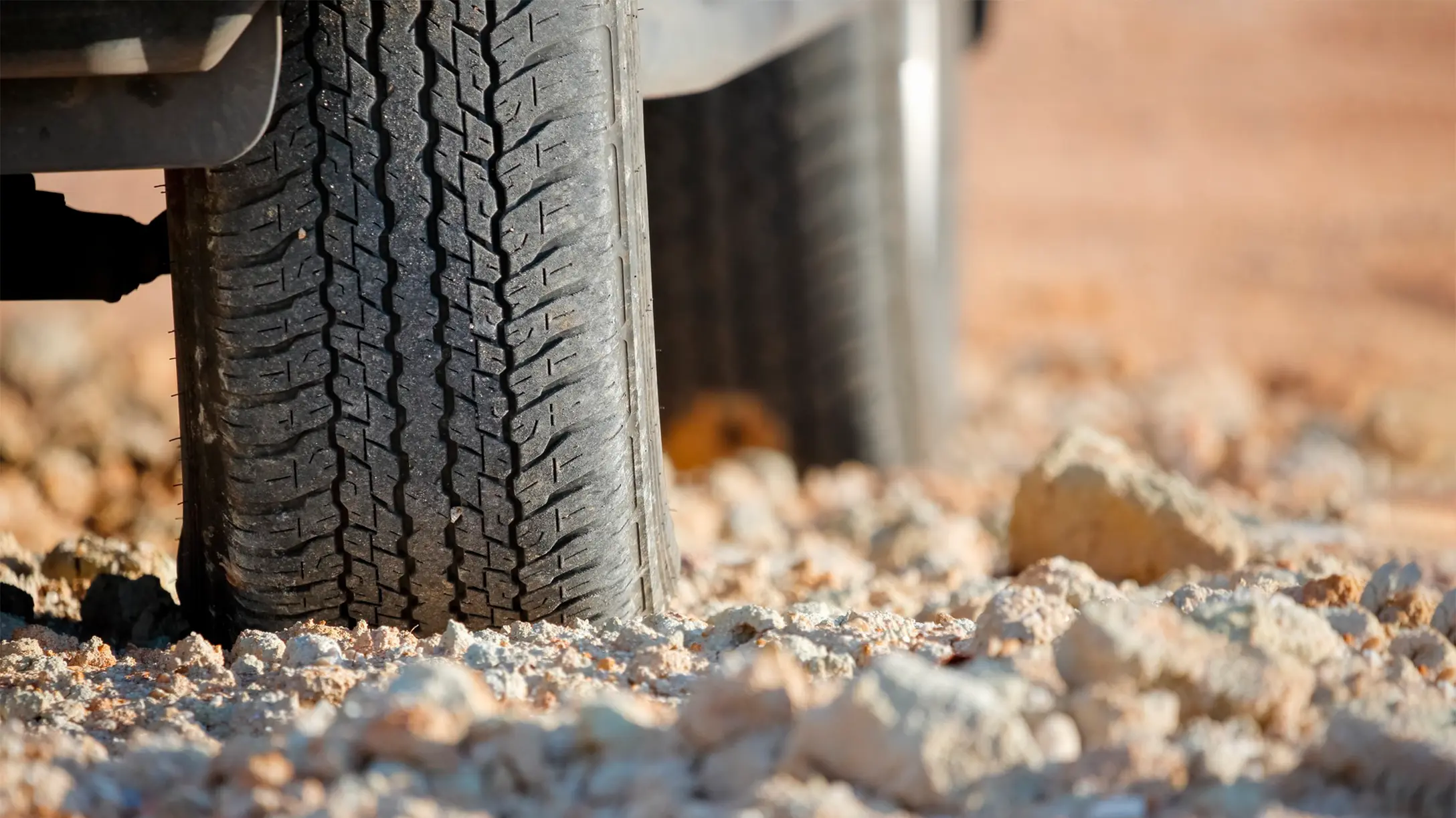 Llantas de vehiculo sobre terreno rocoso